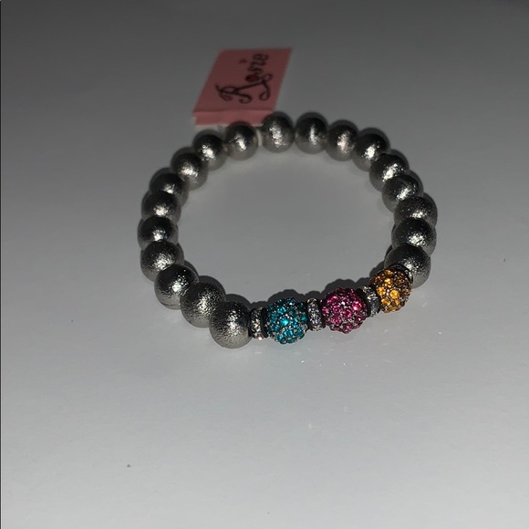 A silver bracelet. - Picture 1 of 2